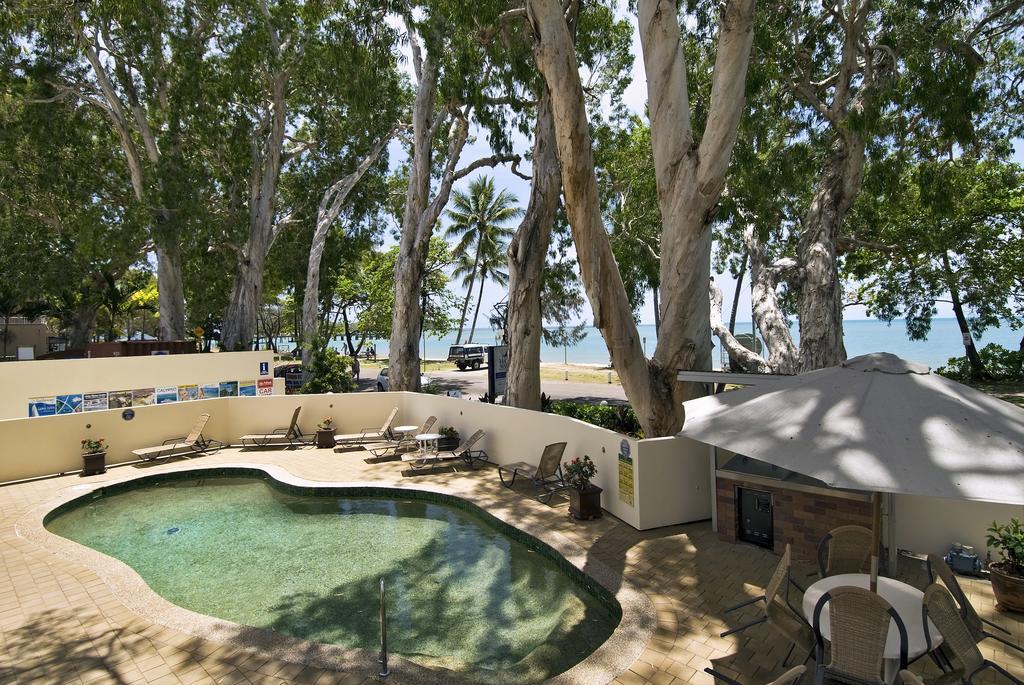 On Palm Cove Beachfront Apartments Exterior photo