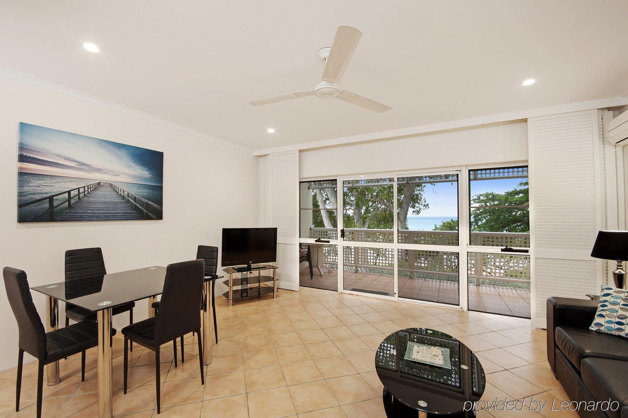 On Palm Cove Beachfront Apartments Exterior photo