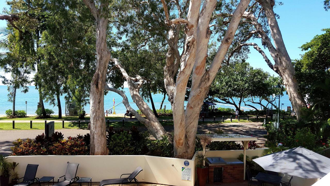 On Palm Cove Beachfront Apartments Exterior photo