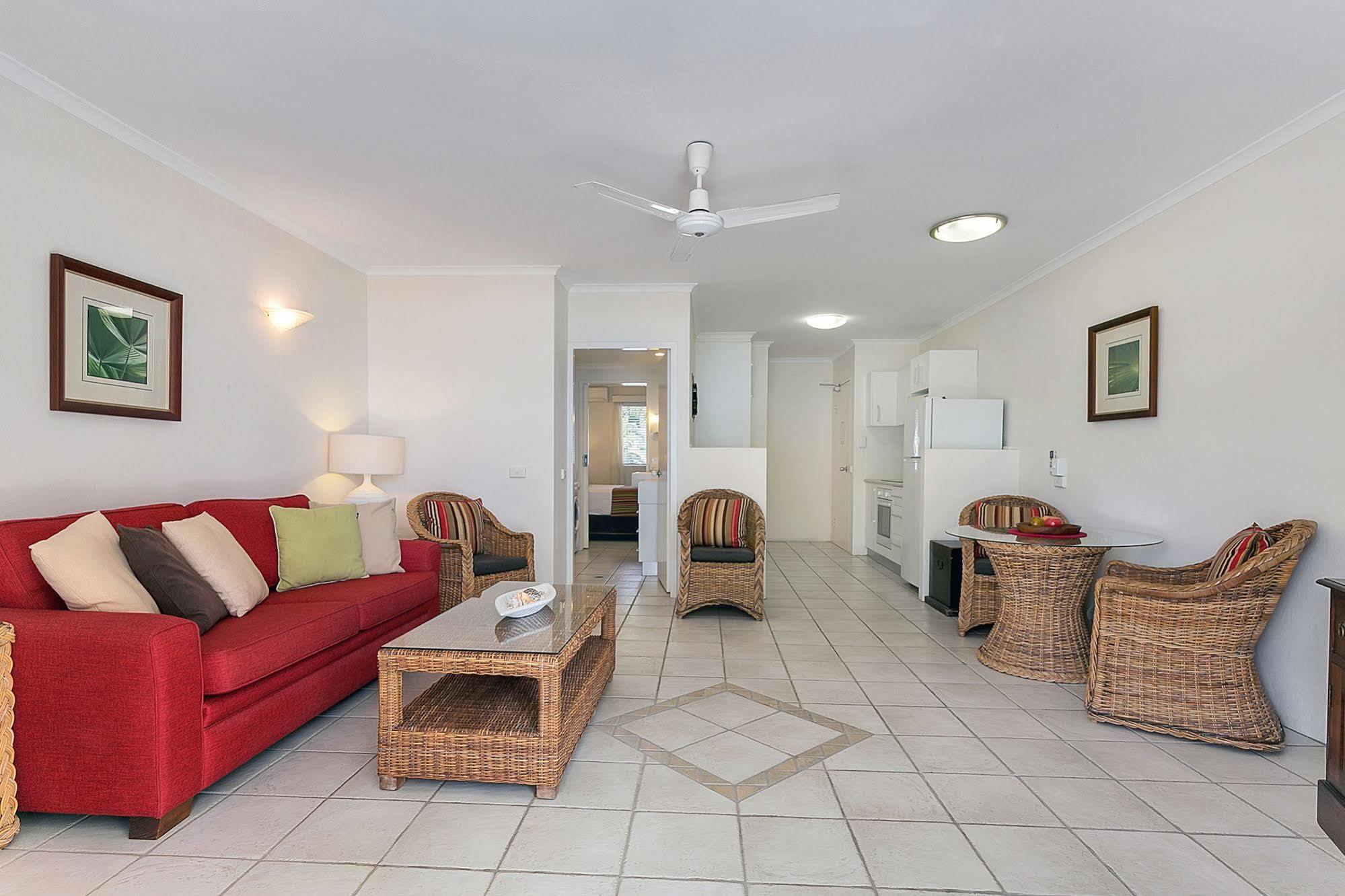 On Palm Cove Beachfront Apartments Exterior photo