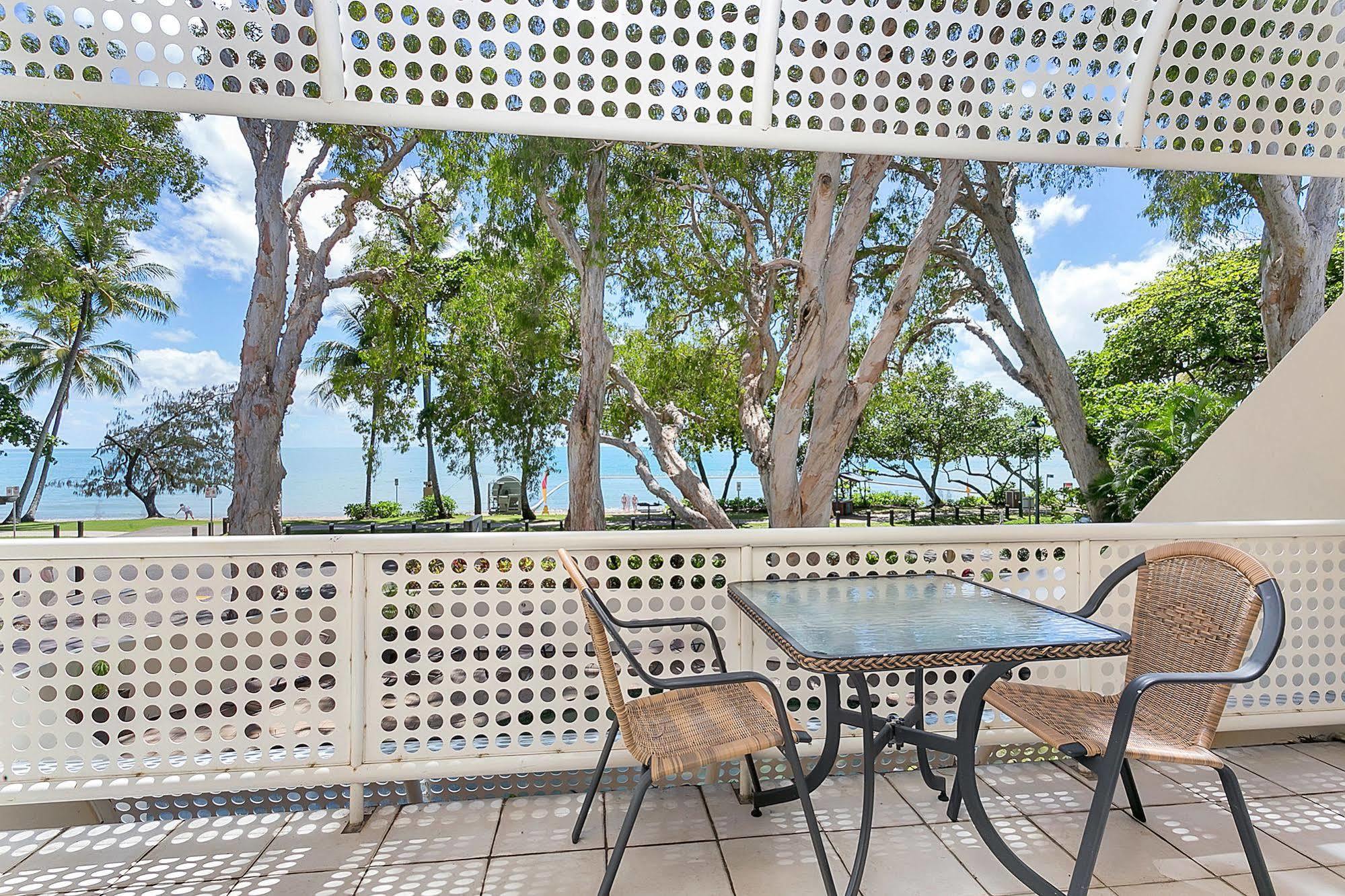On Palm Cove Beachfront Apartments Exterior photo