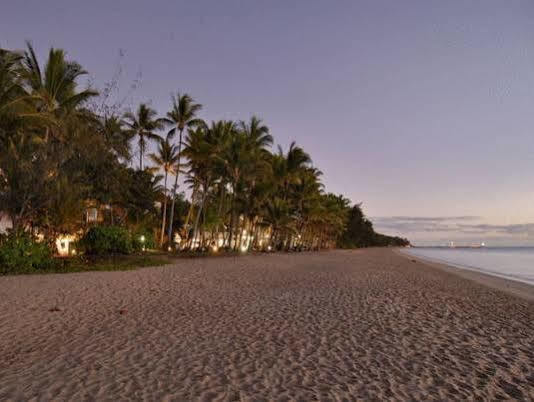 On Palm Cove Beachfront Apartments Exterior photo
